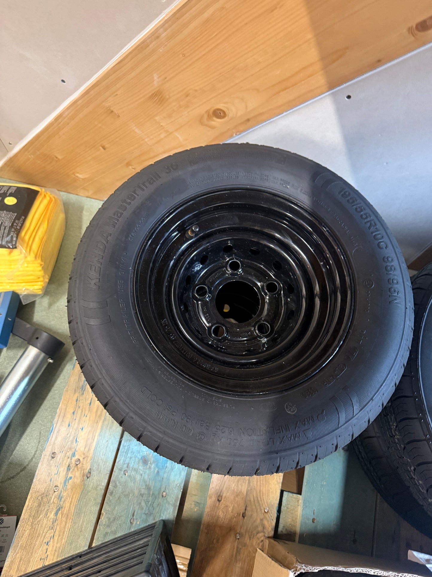 Svört dekk á felgu fyrir kerru 195/55R10C