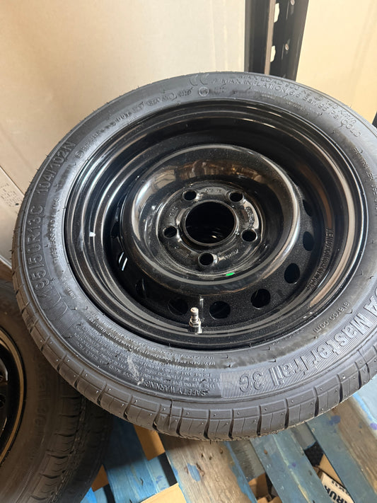 Svört dekk á felgu fyrir kerru 195/15R13C