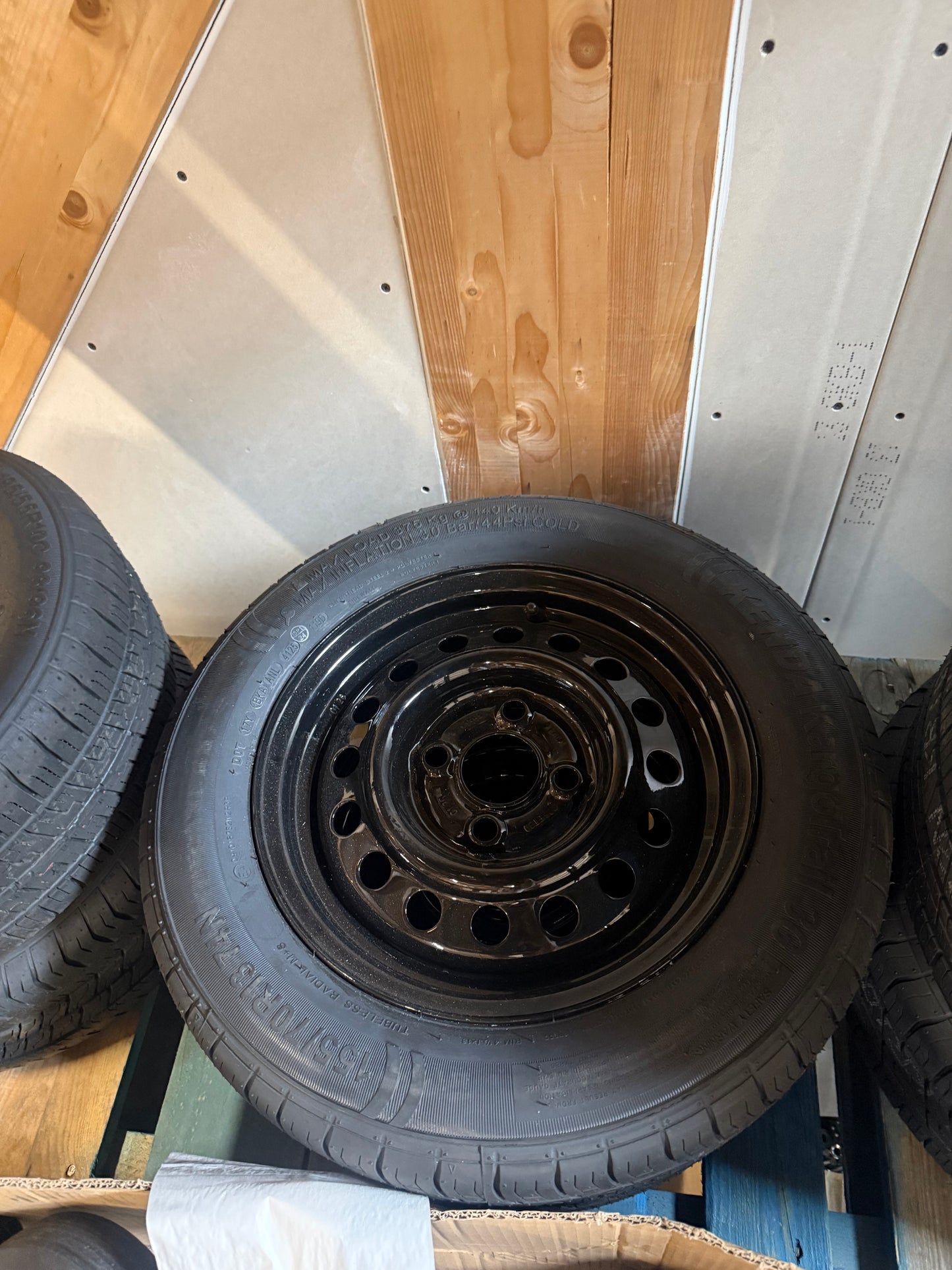 Svört dekk á felgu fyrir kerru 155/70R13