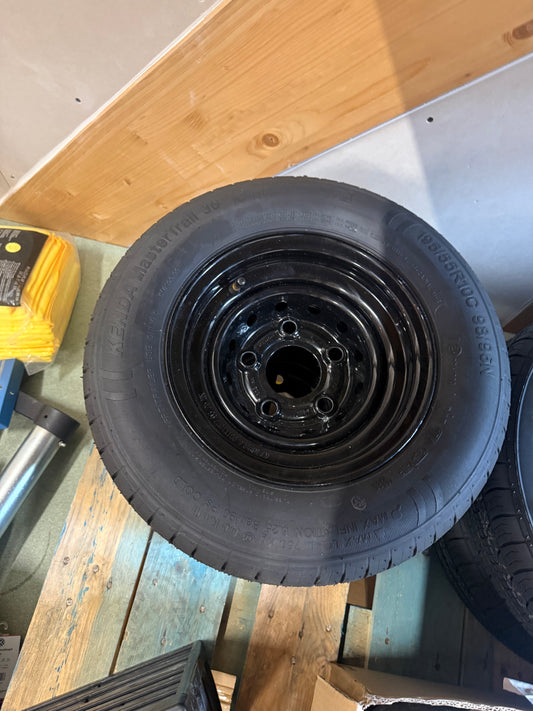 Svört dekk á felgu fyrir kerru 195/55R10C